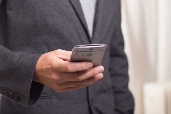 スマートフォンを操作する男性